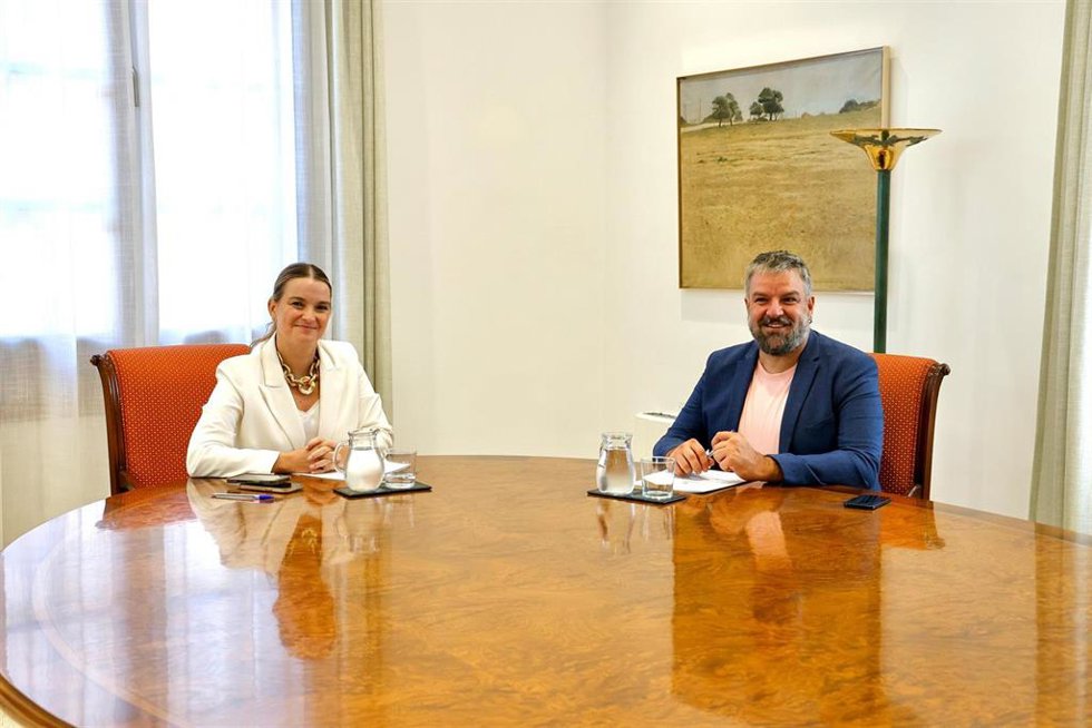 La presidenta del Govern, Marga Prohens, y el portavoz de MÉS per Mallorca en el Parlament, Lluís Apesteguia, reunidos en el Consolat de Mar.