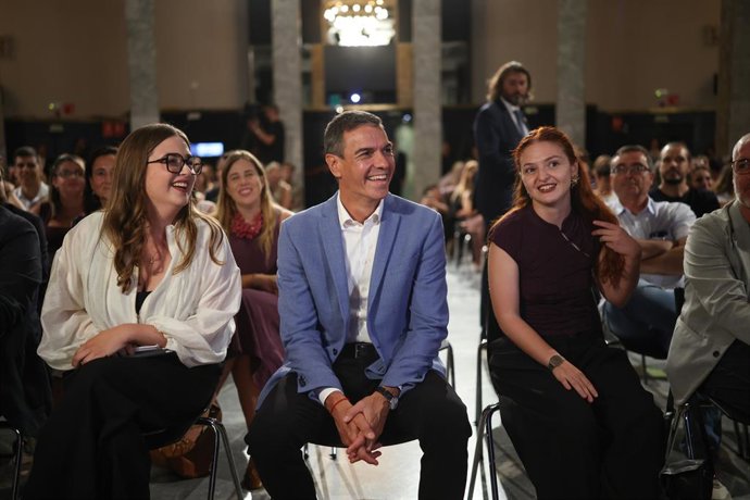 El presidente del Gobierno, Pedro Sánchez (c), durante la inauguración de la XXVI Asamblea del Consejo de la Juventud de España, a 4 de septiembre de 2026, en Madrid (España). El Consejo de la Juventud de España reúne a decenas de entidades juveniles y co