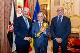 Foto: México.- AMP. La RFEF ofrece el trofeo de la Copa del Mundo a la ciudad de Ceuta