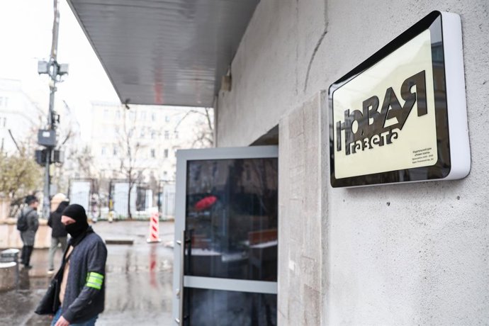 Archivo - RUSSIA, MOSCOW - APRIL 9, 2026: A sign outside the Novaya Gazeta editorial office, where investigative actions are taking place