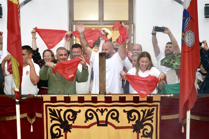 Archivo - Autoridades en el chupinazo de las fiestas de Ampuero de 2024.