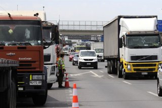 Santiago, 24 de Noviembre 2022. Camioneros se encuentran detenidos en la Ruta 5 Norte a la altura de Quilicura en forma de protesta por el alza de los combustibles. Javier Salvo/ Aton Chile  Santiago, 24 de Noviembre 2022. Tematicas de la tienda