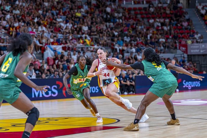Iyana Martín intenta una penetración durante el amistoso España-Mali de Zaragoza
