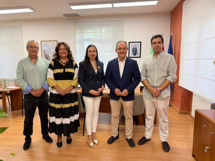 La delegada territorial de Sanidad y Consumo en Jaén, Lucía Mónica Pérez, en su primera reunión de trabajo con el presidente del Colegio Oficial de Farmacéuticos de Jaén, Juan Pedro Rísquez.
