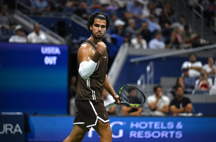NOVA YORK, 3 de setembro de 2026  -- Carlos Alcaraz comemora durante a partida da segunda rodada do torneio individual masculino entre Carlos Alcaraz, da Espanha, e Jaime Faria, de Portugal, no US Open de 2026, em Nova York, nos Estados Unidos, em 2 de se