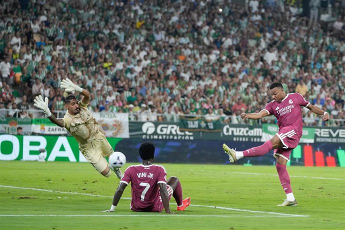 Kylian Mbappé intenta rematar a puerta ante Álvaro Valles en el Real Betis-Real Madrid de LaLiga EA Sports 26-27