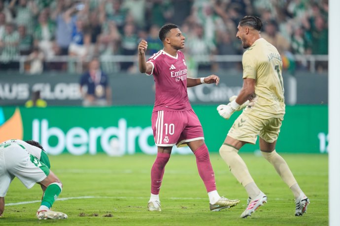 Kylian Mbappé se lamenta de su penalti fallado en el Real Betis-Real Madrid de LaLiga EA Sports 26-27