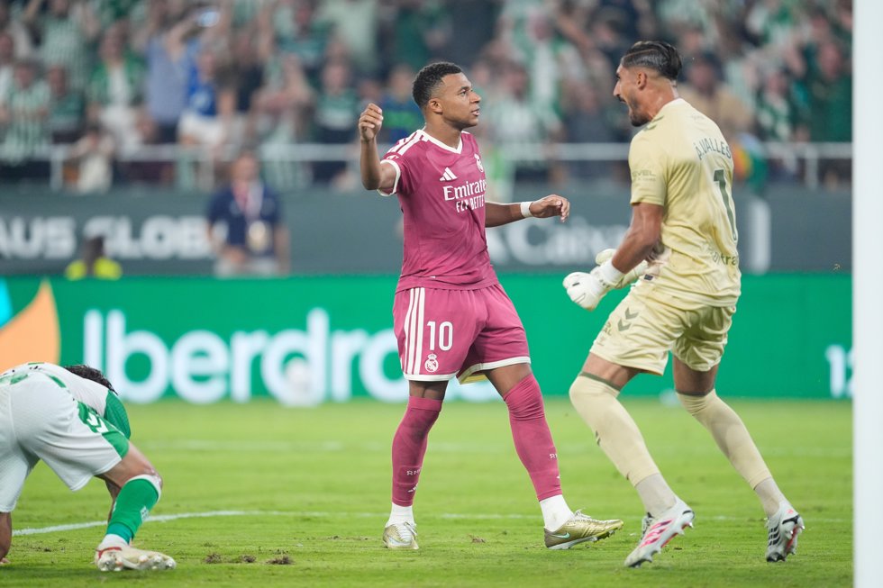 Kylian Mbappé se lamenta de su penalti fallado en el Real Betis-Real Madrid de LaLiga EA Sports 26-27