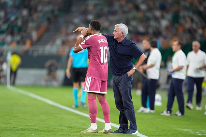 José Mourinho, técnico do Real Madrid, conversa com Kylian Mbappé, do Real Madrid CF, durante a partida de futebol da LaLiga EA Sports, disputada entre o Real Betis e o Real Madrid no estádio La Cartuja, em 4 de setembro de 2026, em Sevilha, Espanha.