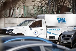 Santiago, 4 de Septiembre de 2026.  Por razones que se investigan, un Gendarme fue encontrado fallecido al interior de un recinto de Servicios de Gendarmeria de Chile ubicada a un costado de la Carcel Santiago 1 y el Centro de Justicia en Santiago  Diego