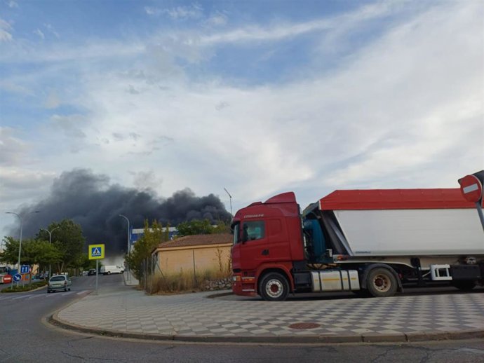 Incendio en la instalación industrial de la empresa Mobec, en el polígono de Los Palancares en Cuenca.