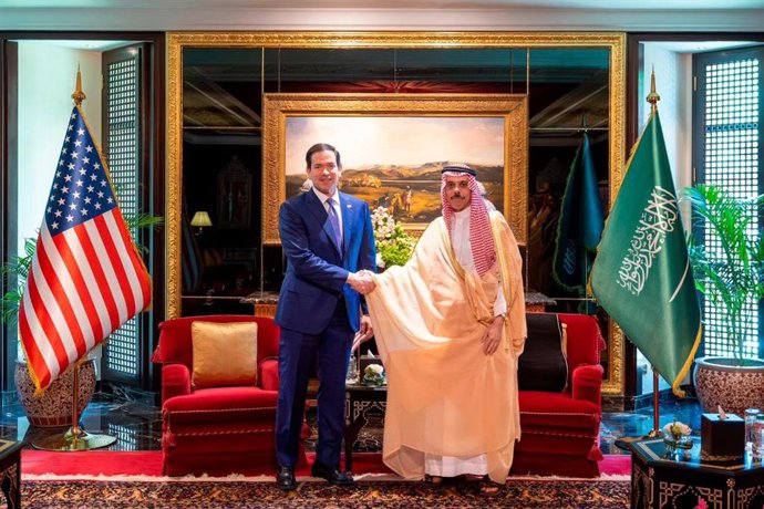 Archivo - Arquivo - 25 de junho de 2026, Arábia Saudita: O ministro das Relações Exteriores da Arábia Saudita, Faisal bin Farhan, se reúne com seu homólogo norte-americano, Marco Rubio, à margem da reunião ministerial entre o Conselho de Cooperação do Gol