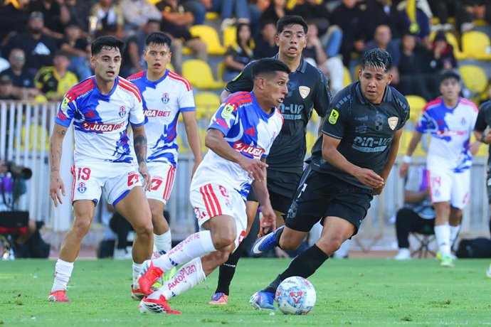 Futbol, Coquimbo Unido vs Universidad de Chile. Fecha 7, Liga de Primera 2026. El jugador de Universidad de Chile Israel Poblete juega el balon durante un partido de primera division disputado en el estadio Municipal Francisco Sanchez Rumoroso de
