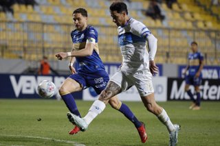 Futbol, Everton vs Universidad Catolica. Copa Chile 2026. El jugador de Universidad Catolica Fernando Zampedri, derecha, convierte un gol durante el partido del Grupo B de Copa Chile realizado en el estadio Sausalito de Vina de Mar,