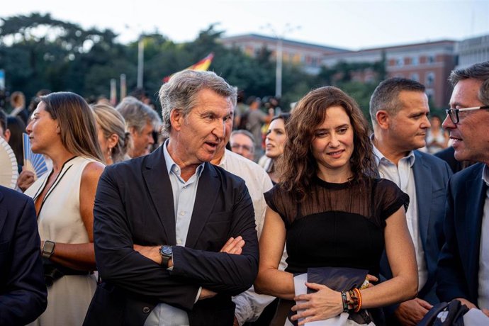 El presidente del Partido Popular, Alberto Núñez Feijóo y la presidenta de la Comunidad de Madrid, Isabel Díaz Ayuso, durante una concentración en solidaridad con Ceuta, a 2 de septiembre de 2026, en Madrid (España).