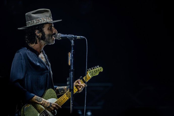 Archivo - El cantante Leiva actúa durante su concierto en el Movistar Arena, a 21 de junio de 2025, en Madrid (España)