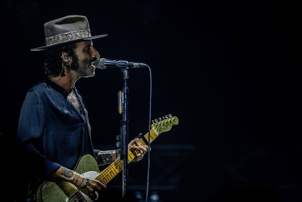 Archivo - El cantante Leiva actúa durante su concierto en el Movistar Arena, a 21 de junio de 2025, en Madrid (España)