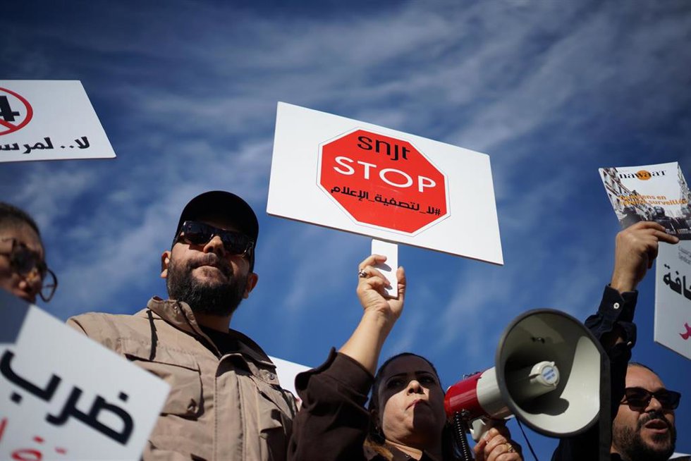 Archivo - Periodistas y activistas de derechos humanos tunecinos se manifiestan en defensa de la libertad de prensa en la plaza de la Kasbah, en Túnez (archivo)