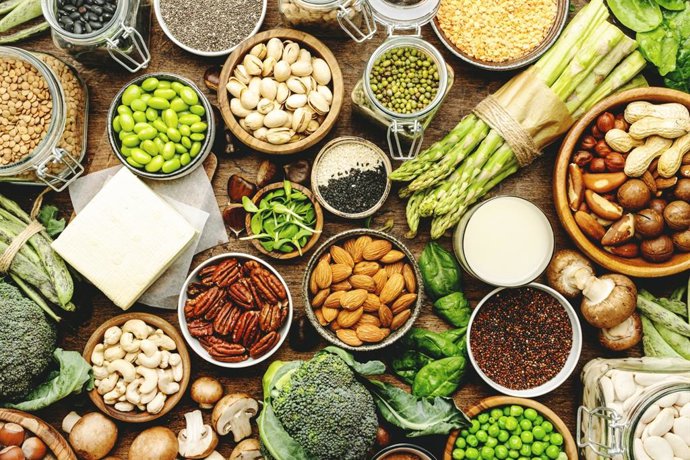 Archivo - Variedad de alimentos veganos de proteínas a base de plantas.
