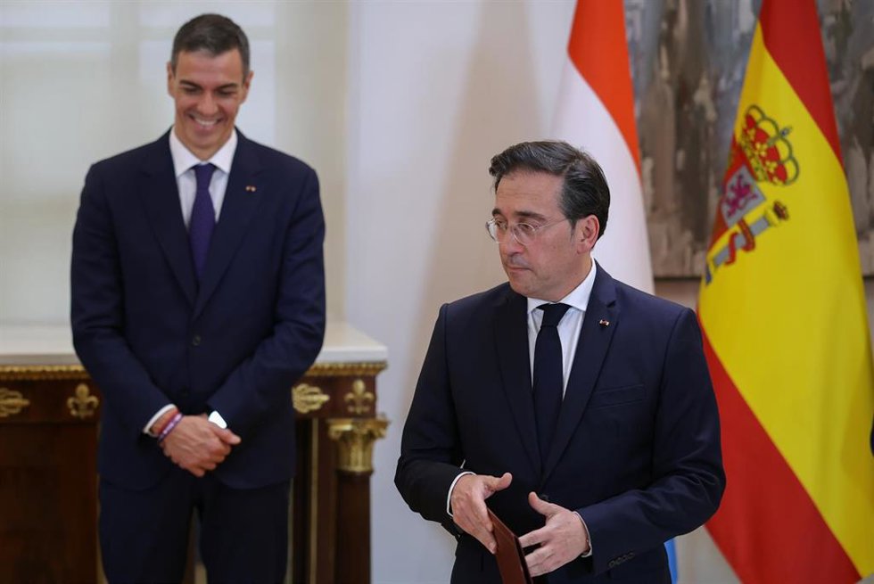 Archivo - El presidente del Gobierno, Pedro Sánchez (i) y el ministro de Asuntos Exteriores, Unión Europea y Cooperación, José Manuel Albares (d)