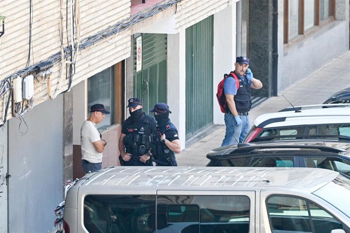 La ertzaintza registra varios domicilios en las calles Paulo VI Auzunea y Arretxe del barrio de Landeta en relación con el tiroteo de este 2 de septiembre de 2026, en Azpeitia, Guipuzcoa, País Vasco (España).
