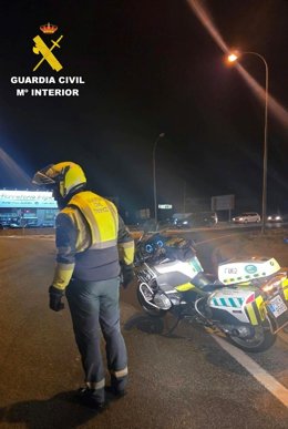 Un agente de la Agrupación de Tráfico de la Guardia Civil en el lugar del accidente.
