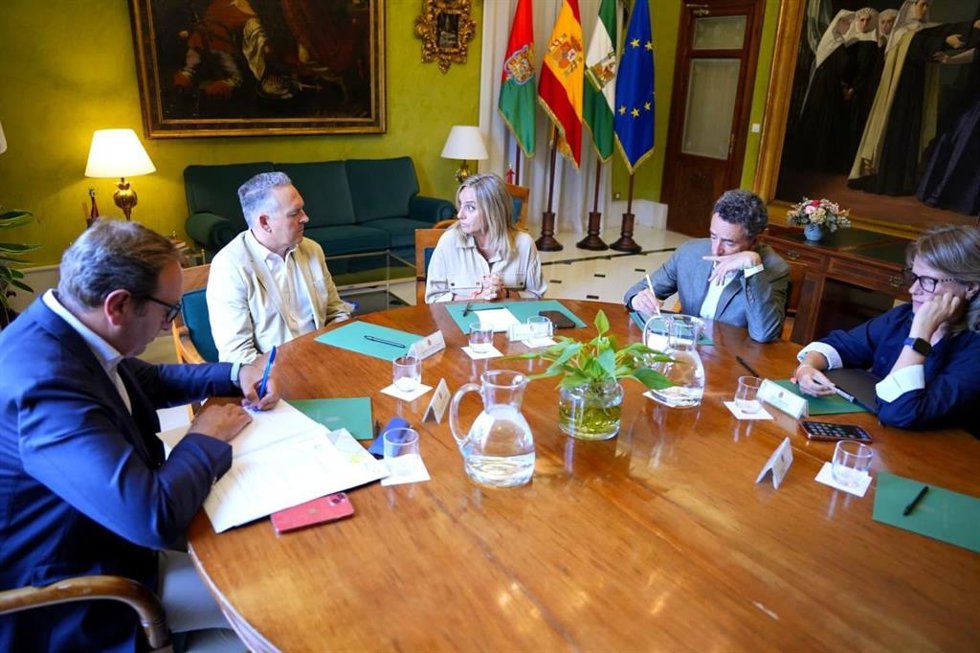 La alcaldesa de Granada, Marifrán Carazo, en una reunión de trabajo con representantes de la Asociación de Constructores y Promotores de Granada (ACP Granada).