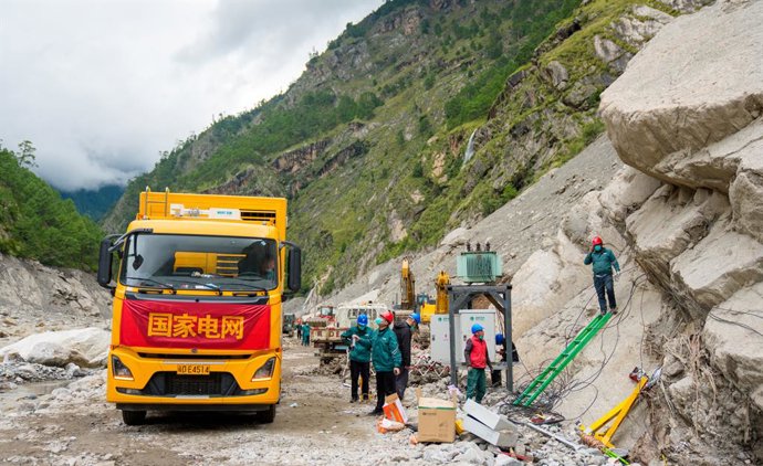 GYIRONG, 3 de setembro de 2026  -- Trabalhadores instalam linhas de energia na zona mais afetada do Porto de Gyirong, atingido por um deslizamento de terra na Região Autônoma de Xizang, no sudoeste da China, em 3 de setembro de 2026. O fornecimento de ene