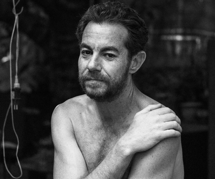 El poeta y periodista Alberto Caride en el espacio artístico La Casa de Cristal