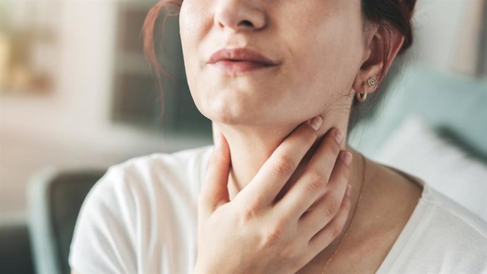 Archivo - Mujer tocándose el cuello.