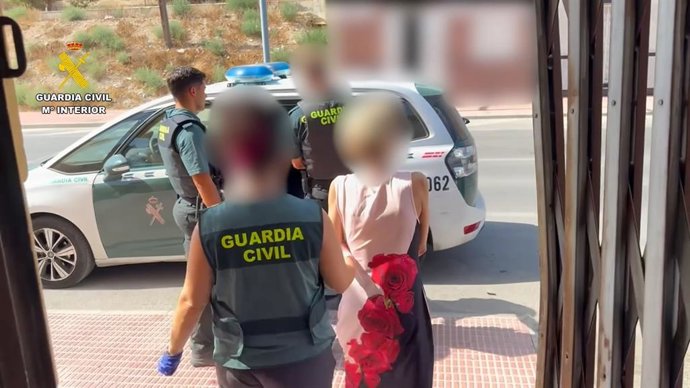 La Guardia Civil libera en Alicante a dos mujeres y detiene a un matrimonio por trata de seres humanos.
