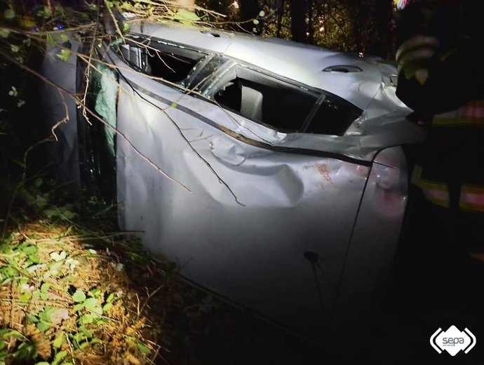 Vehículo accidentado en El Franco.