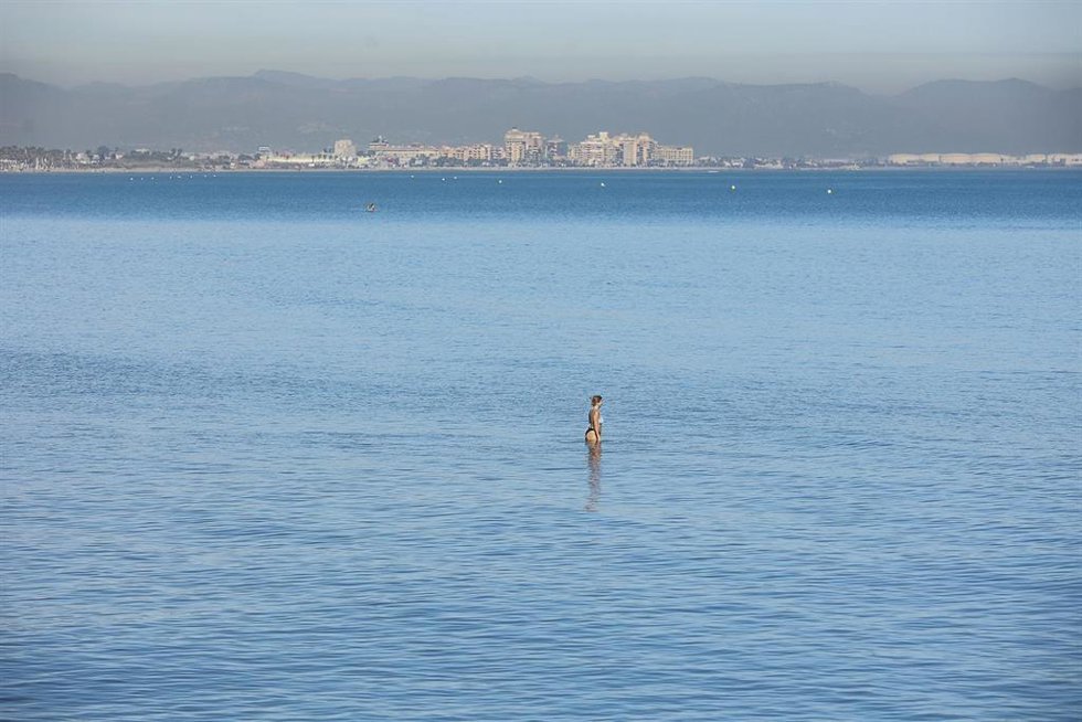 Archivo - Una persona se baña en la playa de la Malvarrosa, en imagen de archivo. 