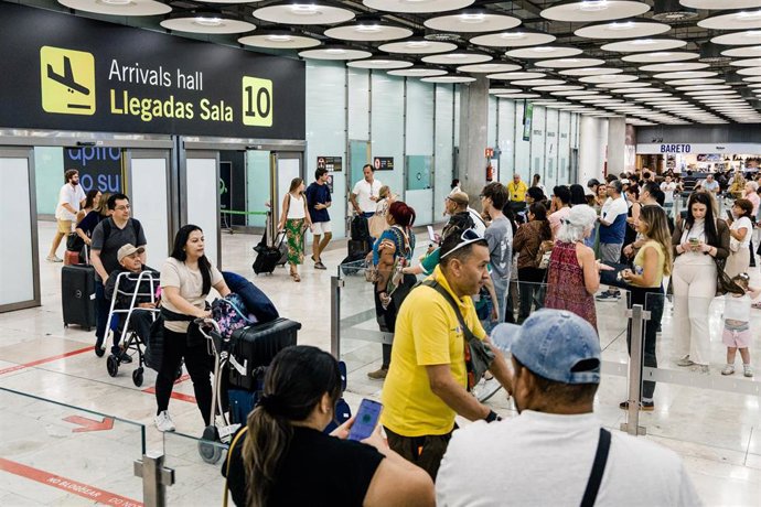 Decenas de personas transitan por la T4 del Aeropuerto Adolfo Suárez Madrid-Barajas, a 30 de agosto de 2026, en Madrid (España).