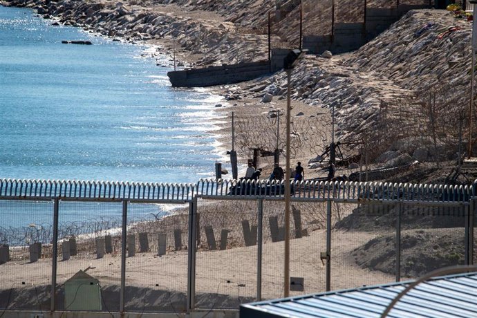 Archivo - Dos migrantes magrebíes han sido interceptados por la marina marroquí tras un aviso de la Guardia Civil que los ha localizado nadando hacia Ceuta, en la frontera de El Tarajal, a 17 de febrero de 2026, en Ceuta (España). 