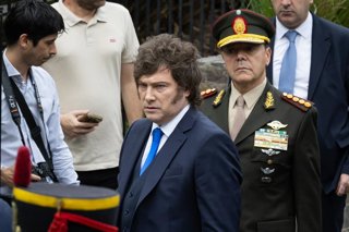 Archivo - April 2, 2026, Buenos Aires, Buenos Aires, Argentina: Javier Milei, President of Argentina, and Carlos Presti, National Minister of Defense, during the ceremony marking the Day of the War Veterans and the Fallen in the Malvinas, 44 years after t