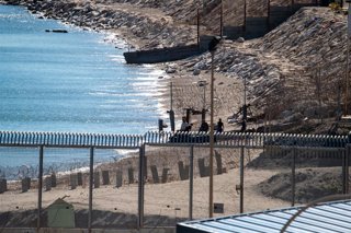 Archivo - Dos migrantes magrebíes han sido interceptados por la marina marroquí tras un aviso de la Guardia Civil que los ha localizado nadando hacia Ceuta, en la frontera de El Tarajal, a 17 de febrero de 2026, en Ceuta (España). El espigón del Tarajal e