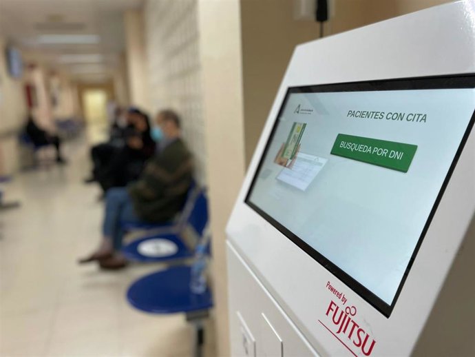 Archivo - Imagen de archivo de una sala de espera en un hospital de Andalucía.