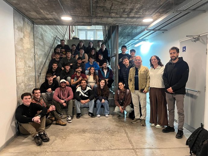 El promotor de 'Canarias, 1500 km de Costa', Sebastián Quintana, junto a los estudiantes de la Carrera de Guardavidas del ISEF