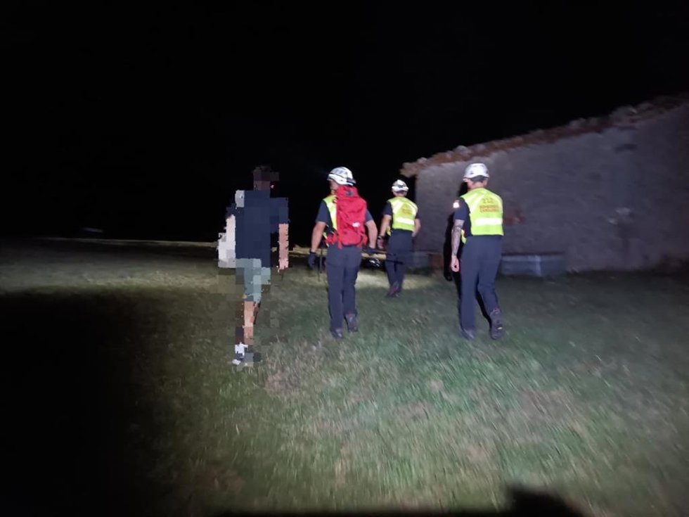 Bomberos del 112 durante el rescate.