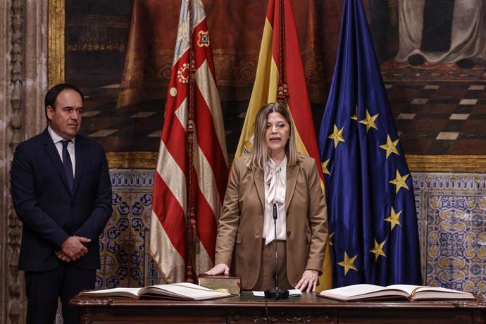 Archivo - El presidente de la Generalitat Valenciana, Juanfran Pérez Llorca, y la nueva consellera de Educación y Cultura, Universidades y Empleo, María del Carmen Ortí, durante la toma de posesión de su cargo, en el Palau de la Generalitat.