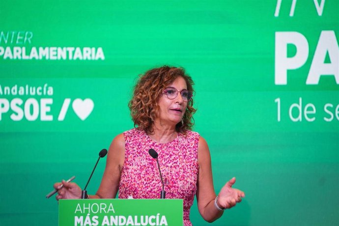 La secretaria general del PSOE-A, María Jesús Montero, durante a Interparlamentaria regional socialista junto a representantes de la Comisión Ejecutiva Regional en la sede del PSOE-A. A 1 de septiembre de 2026 en Sevilla (Andalucía, España). 