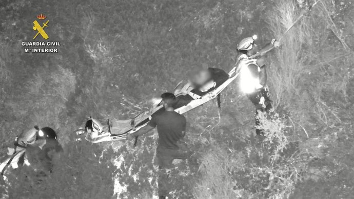 Imagen del rescate de un hombre octogenario tras caer por un barranco en Los Caños de Meca en Barbate (Cádiz).