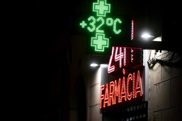 Archivo - Un termómetro marca 32 grados centígrados.