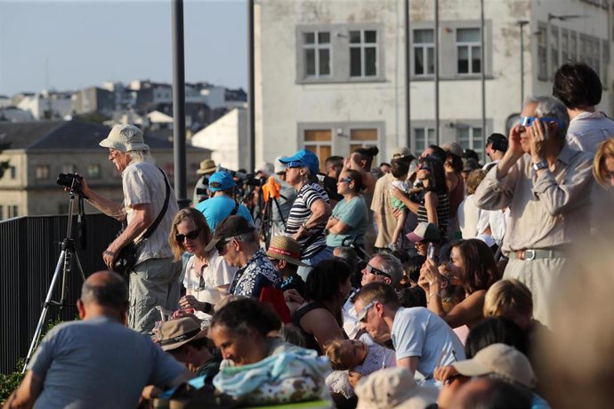 Varias personas durante el eclipse solar total de 2026, a 12 de agosto de 2026, en Lugo