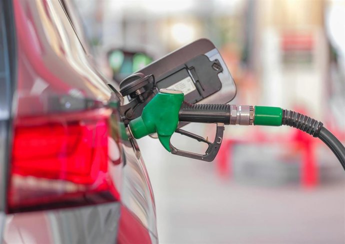 Pistola de gasolina sobre un vehículo.