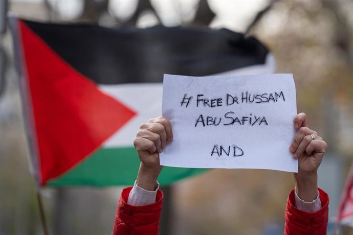 Archivo - 03 January 2025, Spain, Barcelona: A health worker holds a sign during a protest in front of the Department of Health in Barcelona, demanding the release of Palestinian Dr Hussam Abu Safiyah, director of the Kamal Adwan hospital in Gaza Strip.