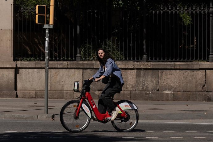 Archivo - Arxivo - Una persona circula en Bicing