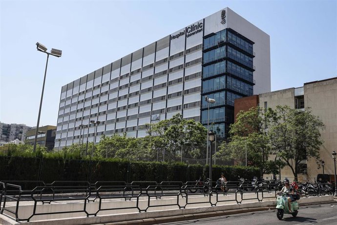 Archivo - Fachada del Hospital Clínico de Valencia, a 8 de julio de 2026, en Valencia, Comunitat Valenciana (España). 