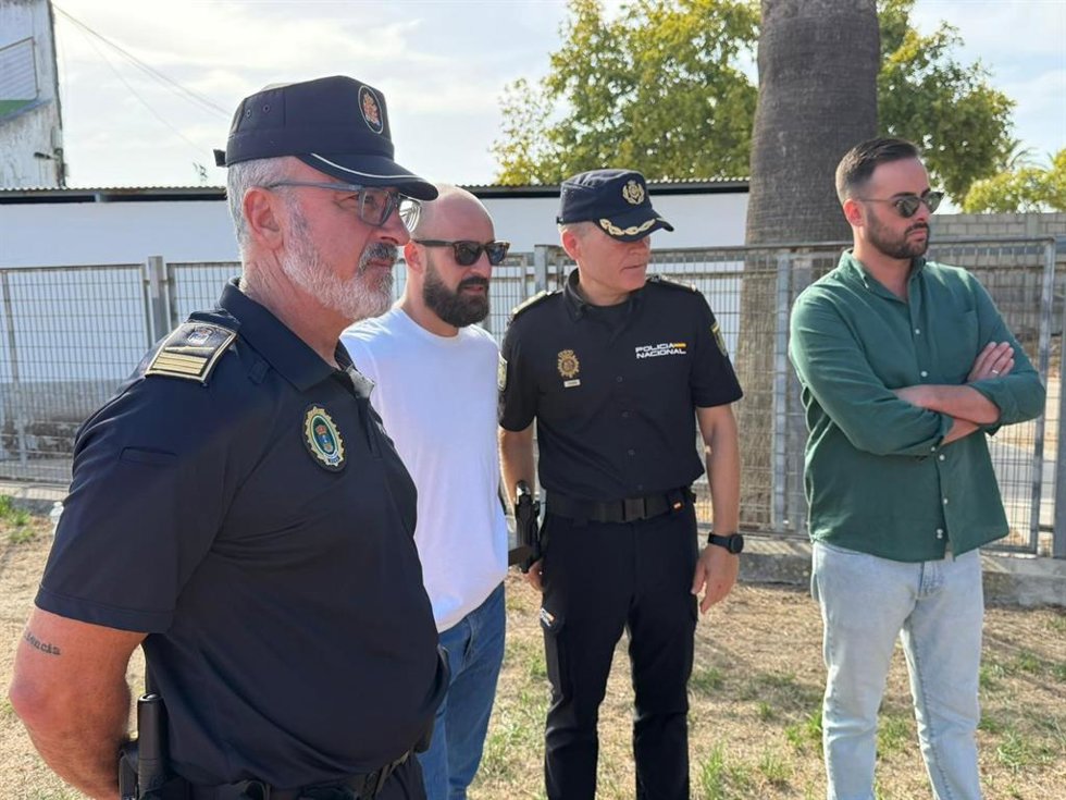 El alcalde de El Puerto (Cádiz) desea suerte a los opositores a policías locales que afrontan ahora las pruebas físicas.